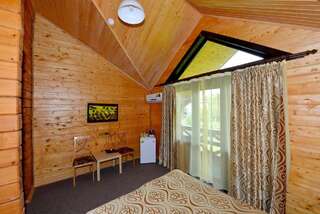 Гостиница Парк Хаджох Каменномостский Улучшенный двухместный номер с 1 кроватью и балконом-1